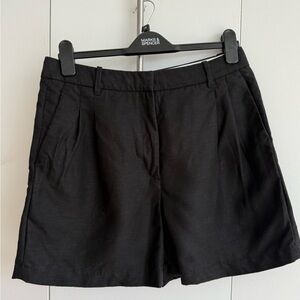 Aritzia 100% linen mid-thigh tailored shorts